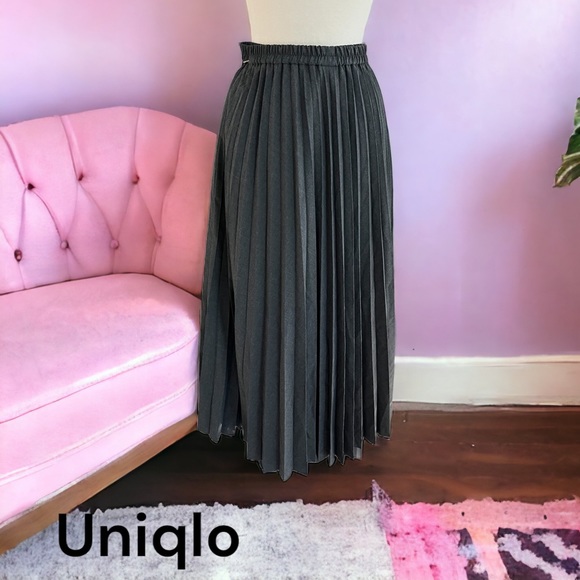 Uniqlo Dresses & Skirts - UNIQLO LADIES PLEATED CLASSIC GRAY SKIRT small